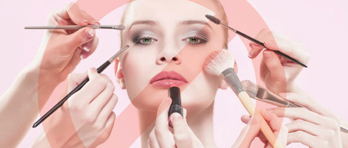 Bí quyết chăm sóc da nhạy cảm 4: Hạn chế trang điểm