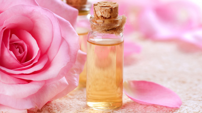 Bí quyết chăm sóc da nhạy cảm 7: Sử dụng nước hoa hồng