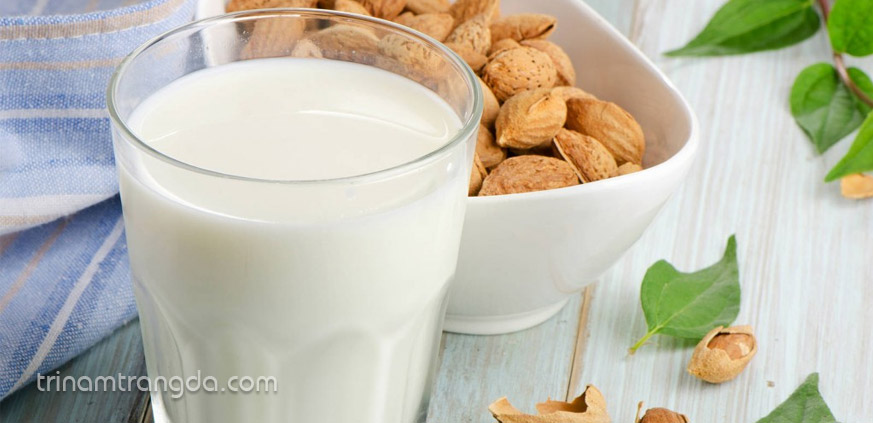 mặt nạ hạnh nhân và sữa để trị tàn nhang và dưỡng ẩm cho da
