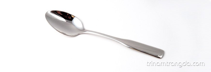 Trị bọng mắt bằng thìa inox đã được làm lạnh
