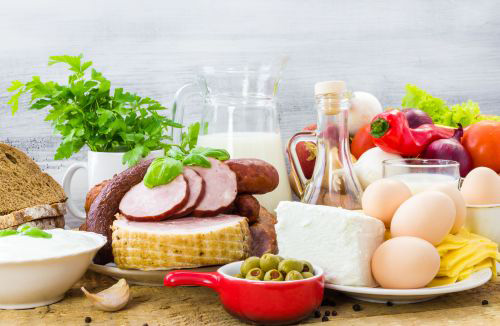 Chế độ ăn uống lành mạnh với nhiều dưỡng chất giúp nuôi dưỡng tóc