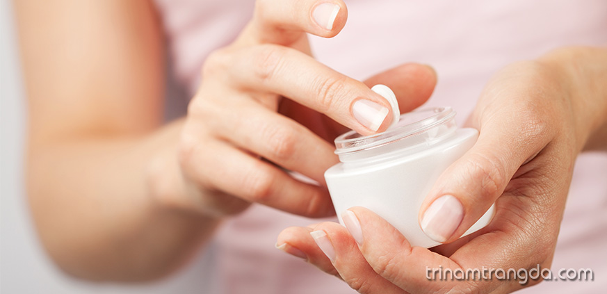 dùng kem dưỡng ẩm để lớp trang điểm đẹp hoàn hảo hơn